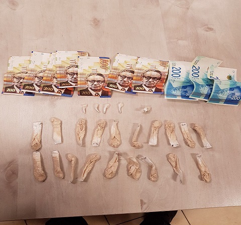 תושב אשדוד ניסה לבלוע בעת מעצרו עשרות גרמים של  הרואין וקוקאין 