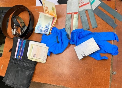 חולון: שני תיירים ממזרח אירופה נעצרו בחשד להחזקת ציוד לזיוף כרטיסי אשראי