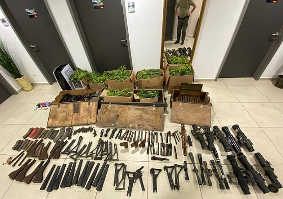 42 קילו קנאביס ומאות חלקי נשק אותרו בדירה בדרום תל אביב
