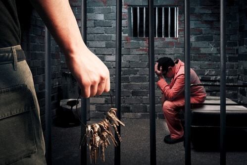 אסיר חבט בסוהר עם קומקום, בית המשפט הוסיף לעונשו 3 חודשי מאסר