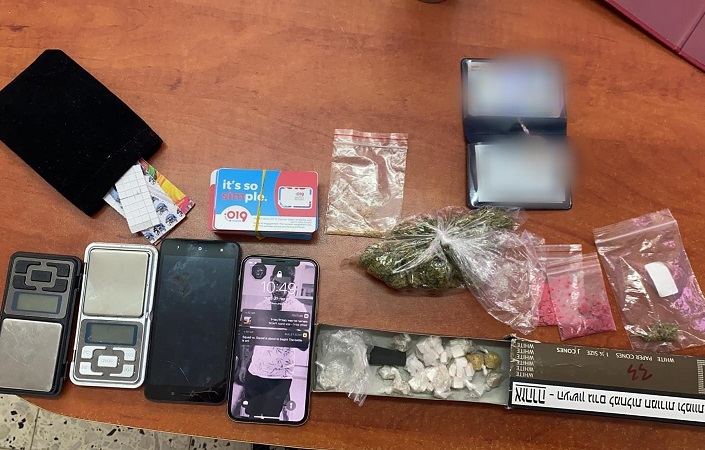 בן 18 נעצר בחשד לסחר בסמים מסוגים שונים במרכז הארץ