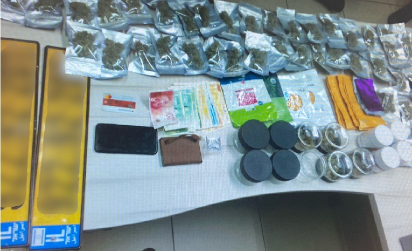 נהג חשוד נעצר על ידי שוטרי סיור וברכבו נמצאו לוחיות זיהוי, סמים וכסף במזומן