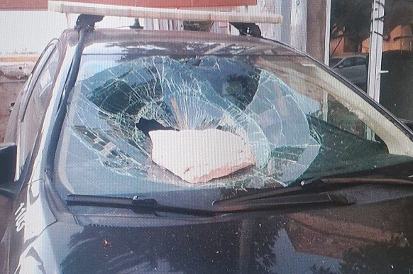 תושב חיפה השליך אבן לעבר רכב של הפיקוח העירוני לאחר שנרשם לו דו