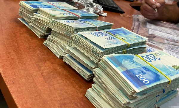 סמים וכסף מזומן: גבר בן 43 נעצר בחשד לסחר בסמים