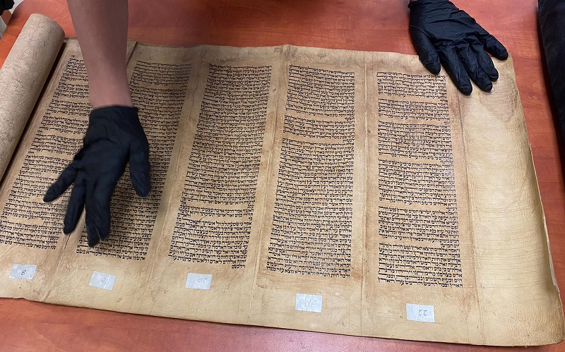 ספר תורה בן מאות שנים הוחזק בביתו של תושב אום אל פאחם