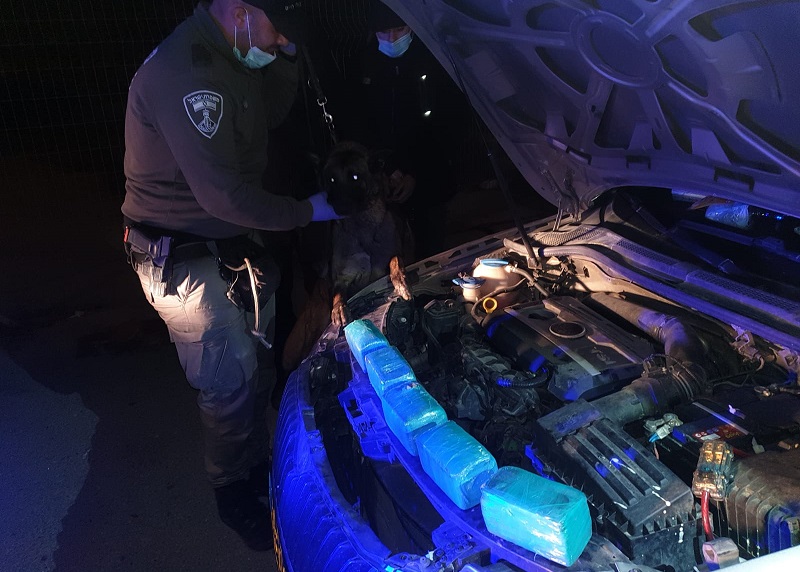 כלבני משמר הגבול איתרו רכב שבמכסה המנוע שלו הוסלקו 6 קילו חשיש
