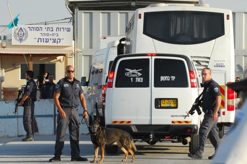 סירב להתפנות מדירתו ותקף את השוטר והפקח שבאו לפנותו